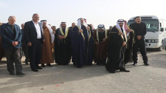 الشيخ خالد العموش ابو سفاح يترأس جاهة عشائرية لأخذ عطوة حادث سير اودى بحيات الشاب صقر عيد سالم الدواهيك – نفاصيل 