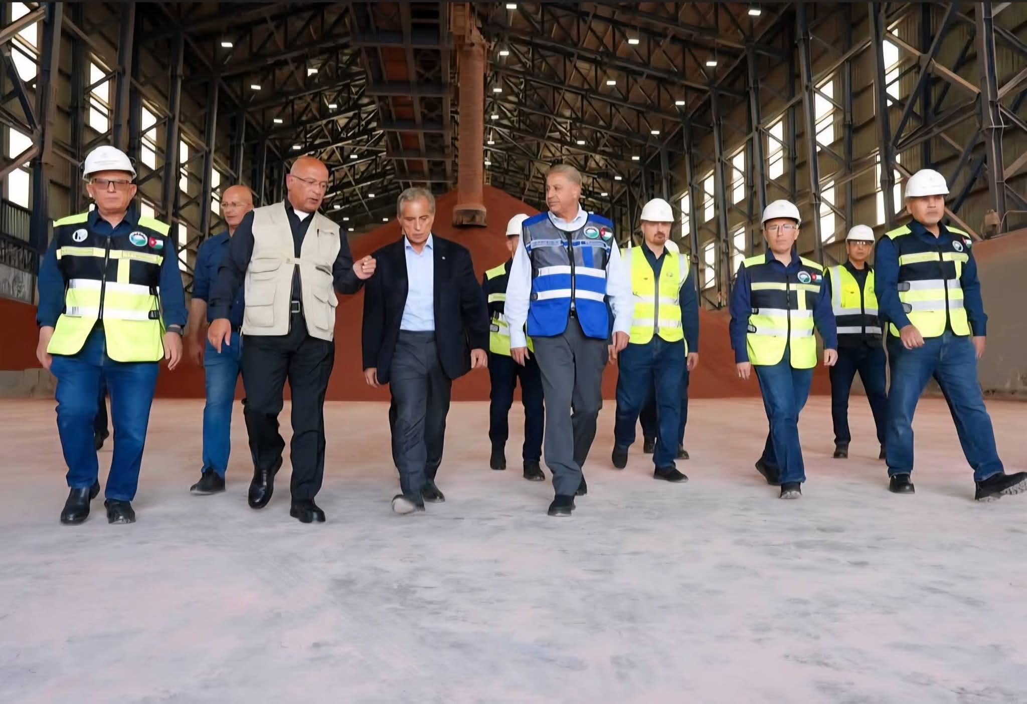رئيس الوزراء يزور مصانع 《البوتاس العربية》في غور الصافي ويطمئن على سير عمليات الإنتاج والتصدير 