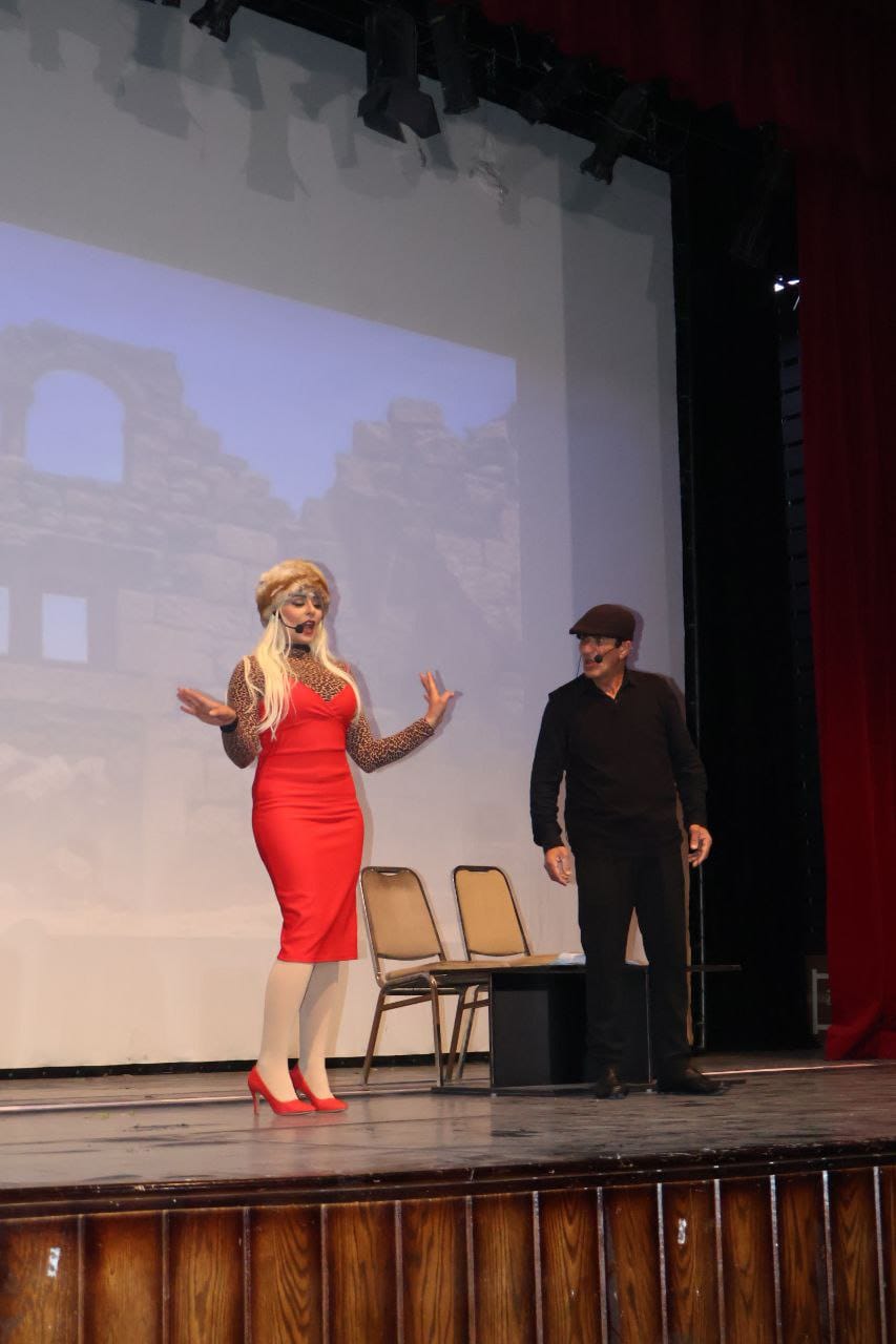 مسرحية 《ما إلها حل》: حدث مسرحي يعيد صياغة الكوميديا العربية