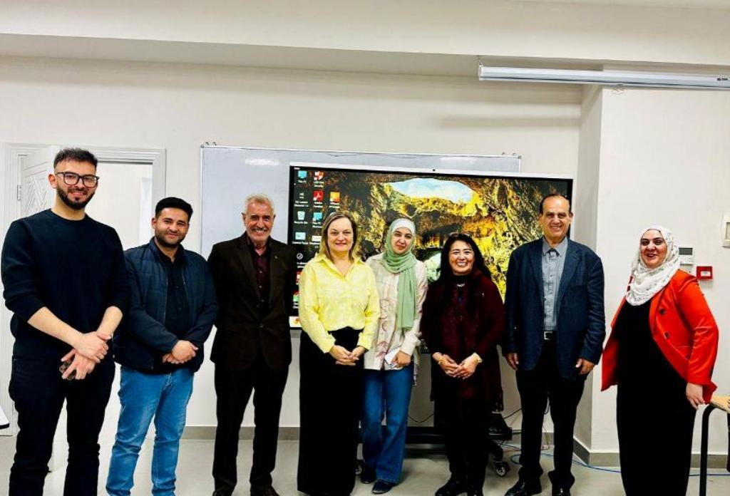 الآداب والعلوم في عمّان الأهلية تنظم ورشة حول التعليم الذكي 《HiTeach5》